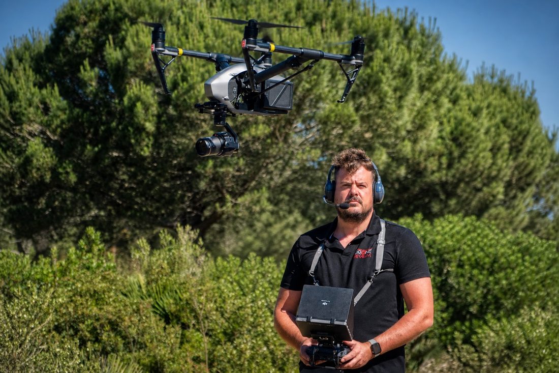 Piloto de DroneSevilla operando un dron durante un vuelo