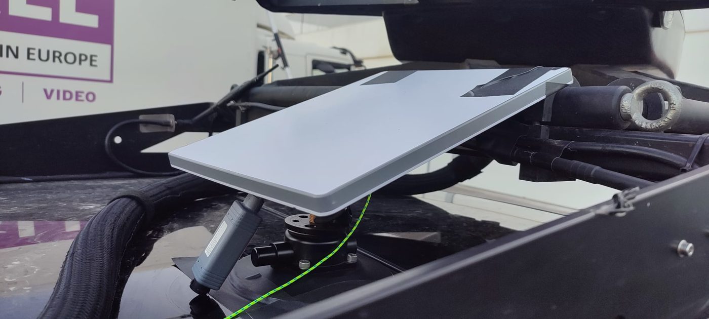 Antena Starlink instalada en el techo de la unidad móvil de DroneSevilla
