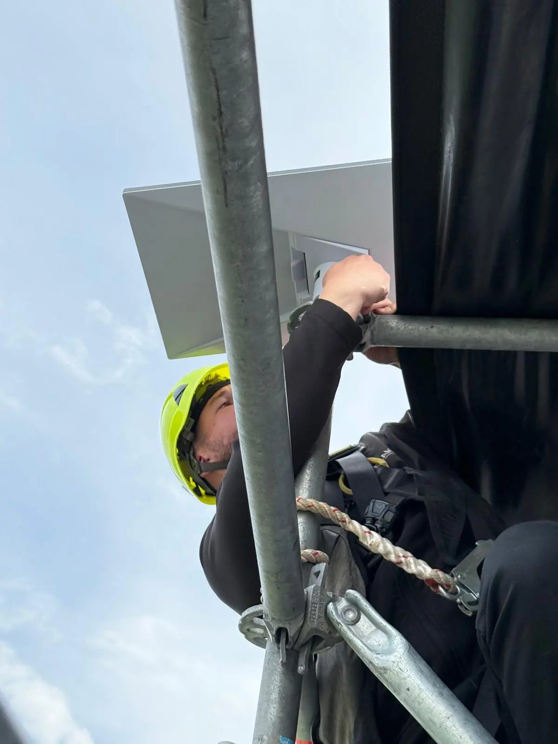 Técnico de DroneSevilla instalando una antena Starlink en altura
