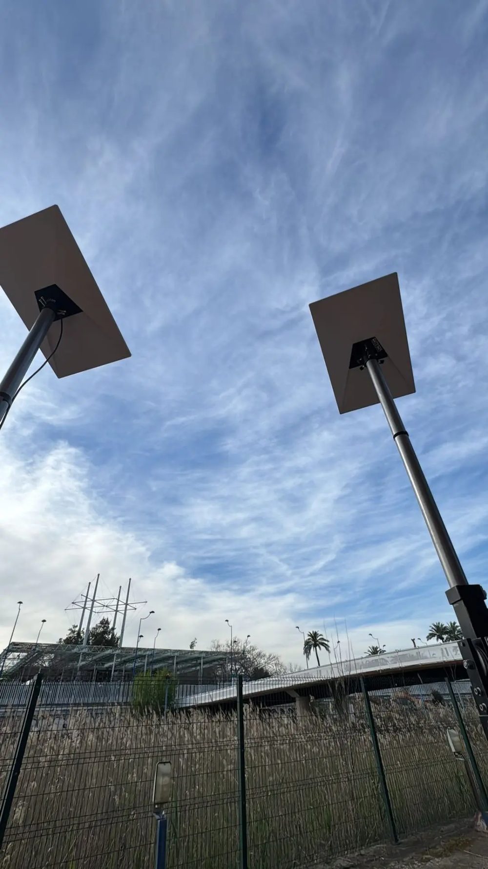 Antenas Starlink en mástil elevado apuntando al cielo