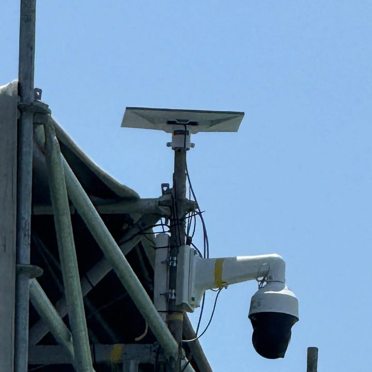 Antena Starlink instalada en altura junto a cámara PTZ en una obra