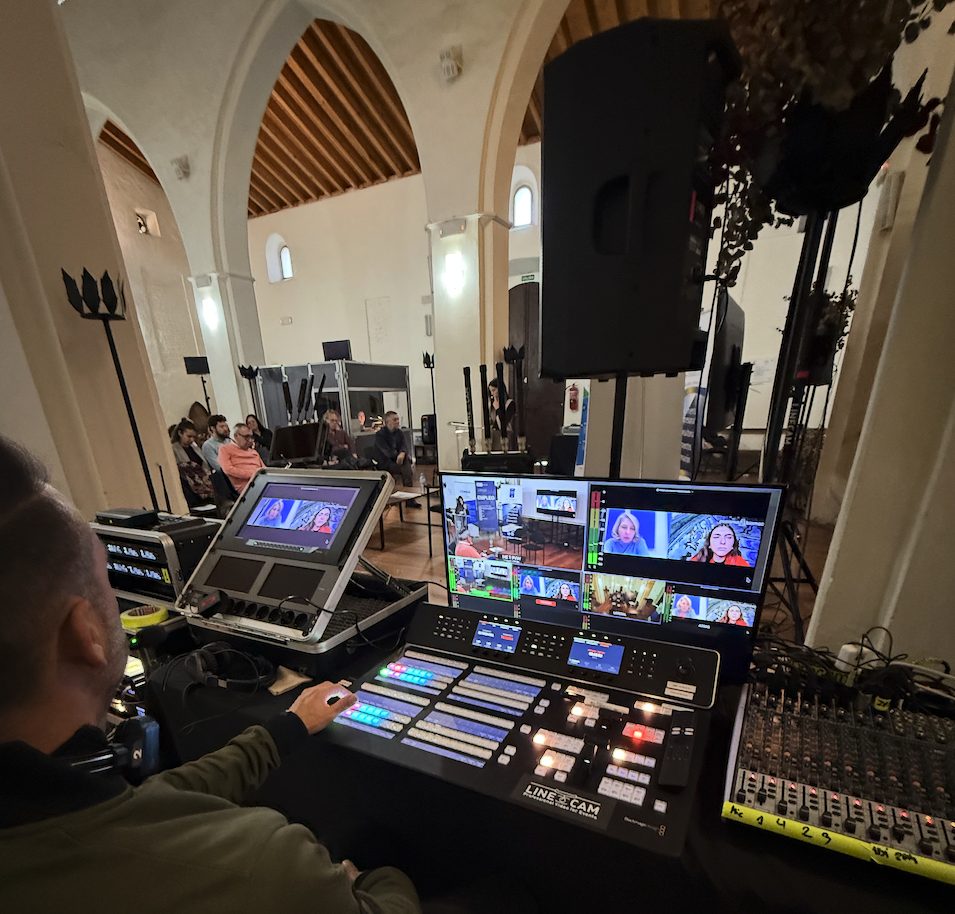 Puesto de control de cámaras (CCU) y mesa de mezclas Blackmagic de DroneSevilla en un evento