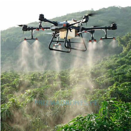 Dron agrícola aplicando un tratamiento sobre una plantación