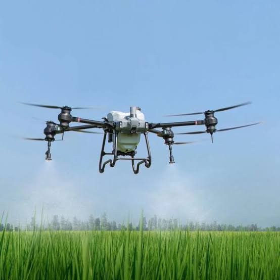 Dron de fumigación sobrevolando un cultivo