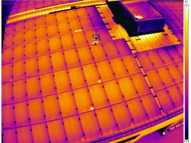 Imagen térmica aérea de una instalación de paneles solares